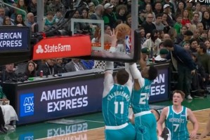 抢着吃饼！克尼佩尔抛传米勒与卡尔克布伦纳同时起跳完成空接得分